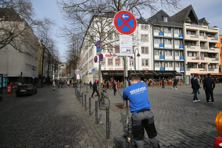 Umzugshelfer des Umzugsunternehmens Wegener Umzugslogistikstellt eine Halteverbotszone im Innenstadtbereich auf.
