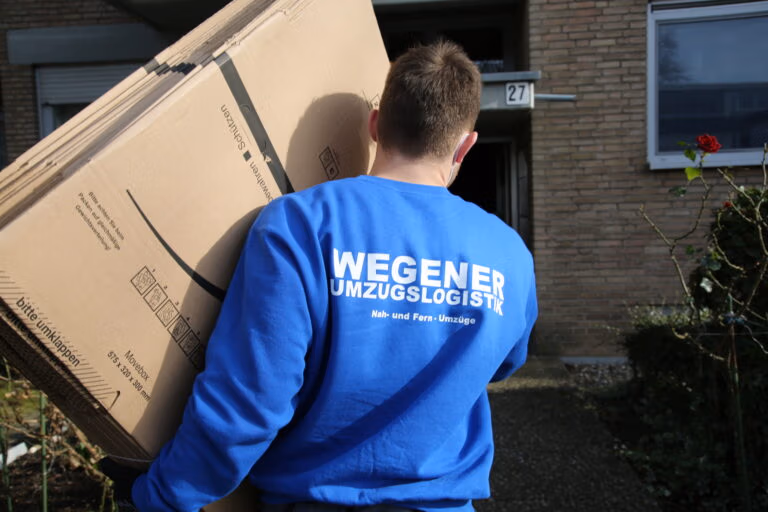 Umzugshelfer des Umzugsunternehmens Wegener Umzugslogistik liefert Umzugskartons in die Wohnung eines Kunden.